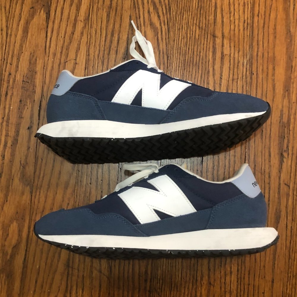 New Balance Women's 237 V1 Sneaker, Navy & White, Size 10